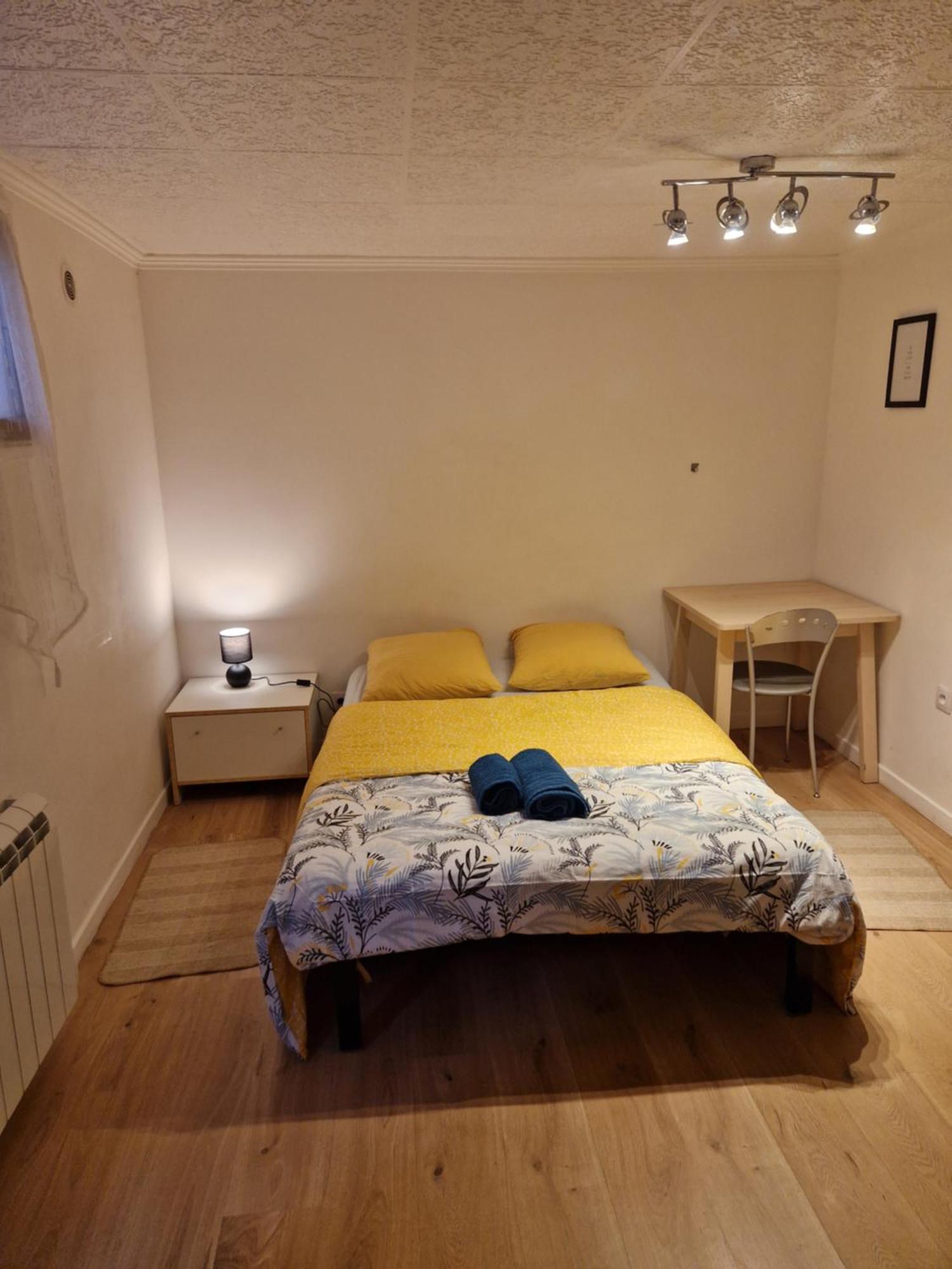A Cote Du Rer Le Guichet A Appartement *